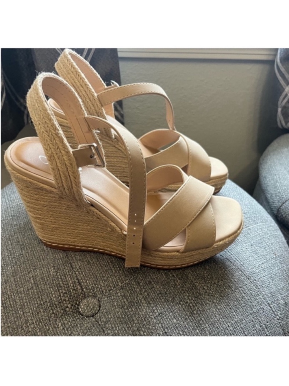 Wedges like new cream color
Good condition